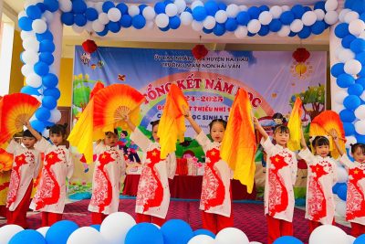 Tiết mục hát múa: Viết tiếp câu chuyện hòa bình