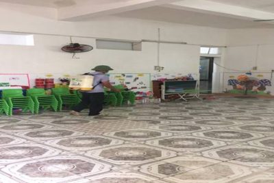 Trường mầm non Hải Vân phun thuốc diệt muỗi phòng chống dịch sốt xuất huyết