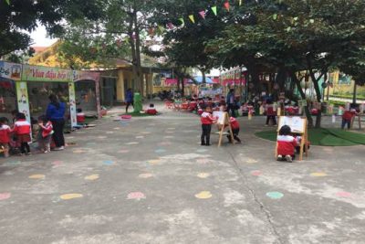 Hoạt động vui chơi ngoài trời của các bé trường mầm non Hải Vân.